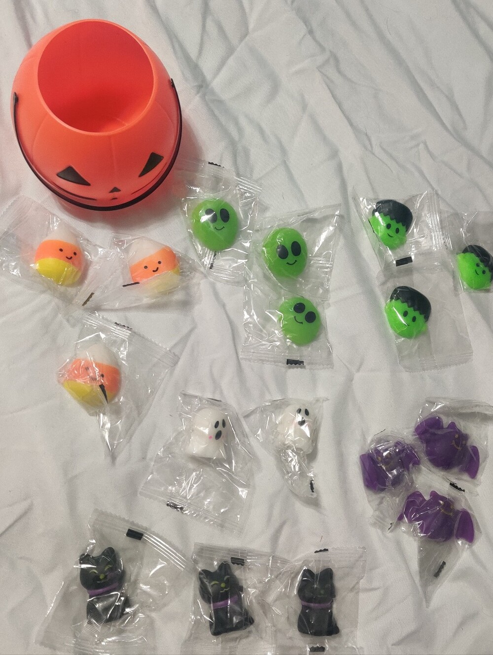 17 pc set Celebrate! Halloween mini Squishy party Favors toys Pumpkin Treat Pail